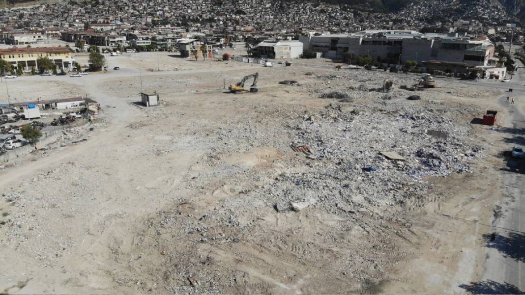 1 dakikada yok oldu... Enkaz kalktıkça yıkım ortaya çıkıyor 4